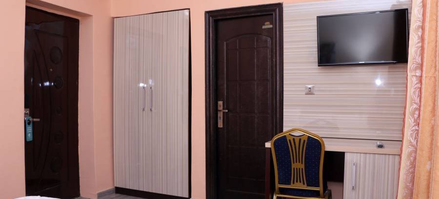 Mezdora Estil'o Hotel, Umuinya, Nigeria