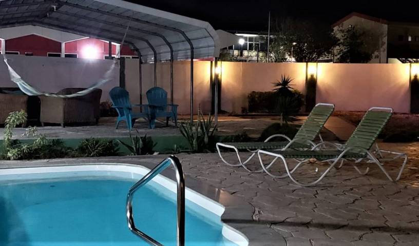 Jade's Oasis - Get cheap hostel rates and check availability in Sero Blanco 13 photos