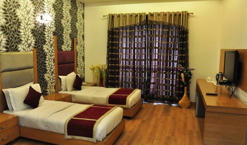Hotel Hari's Court - Get cheap hostel rates and check availability in New Delhi, reservations for winter vacations 5 photos