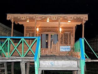 Goldenhopes Group of Houseboats, Srinagar, India, India bed and breakfasts and hotels