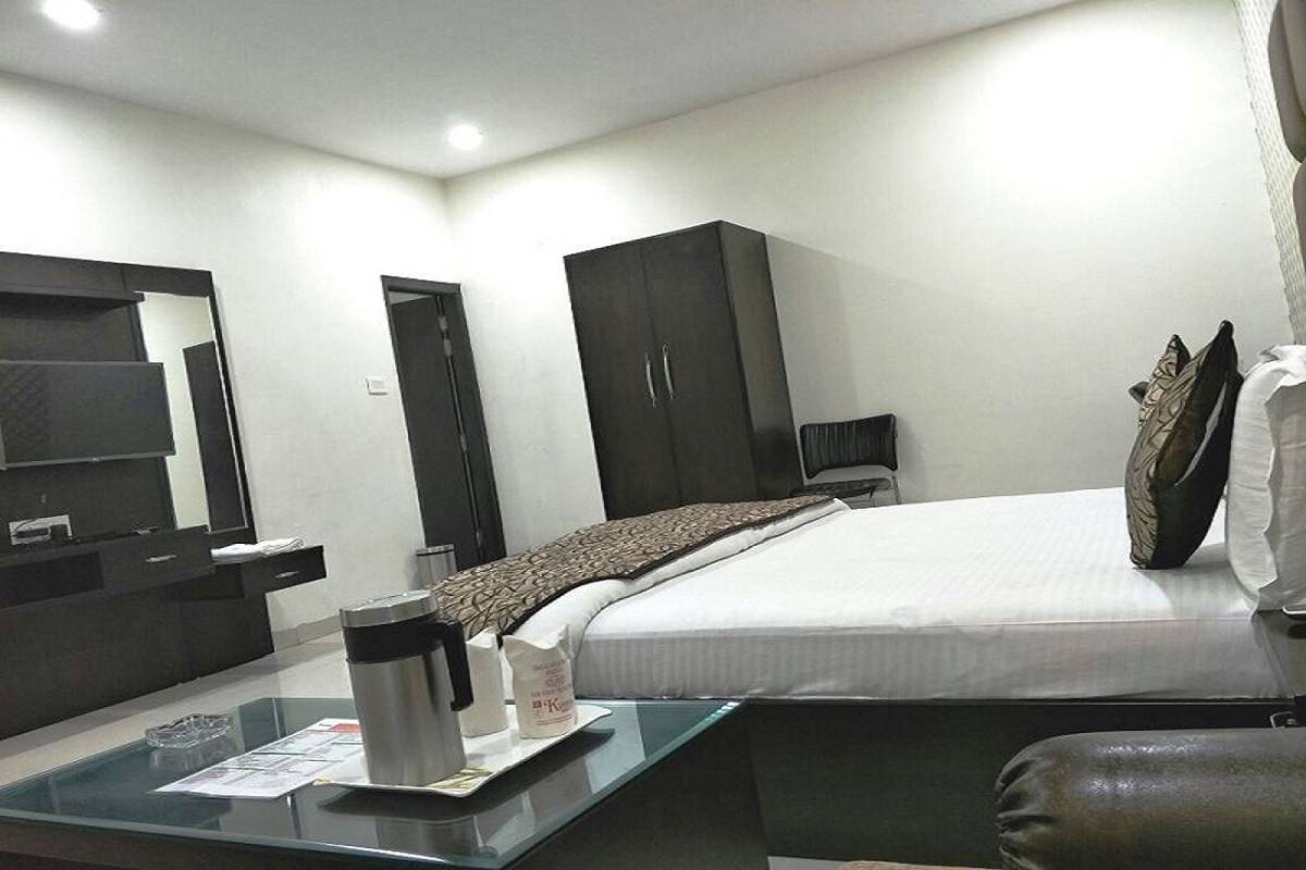 Hotel Mandakini Lush, Kanpur, India, big savings on bed & breakfasts in Kanpur