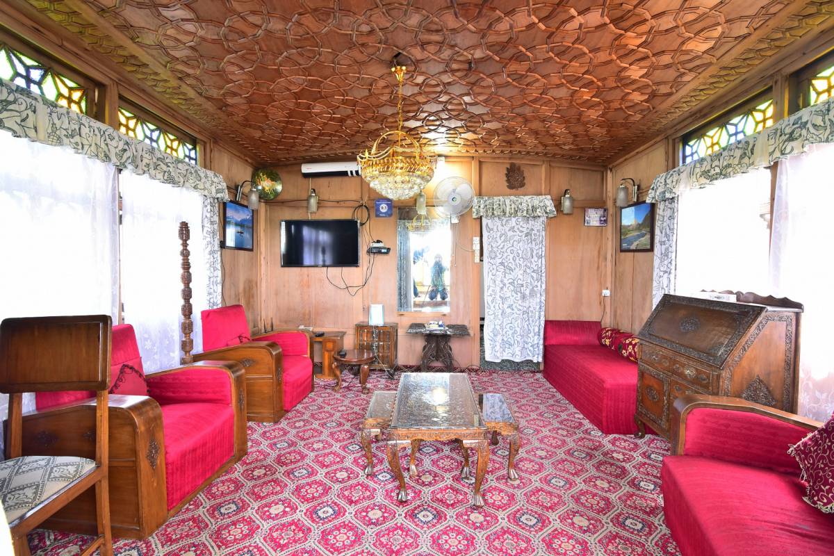 Houseboat Zaindari Palace, Srinagar, India, explore things to do in Srinagar
