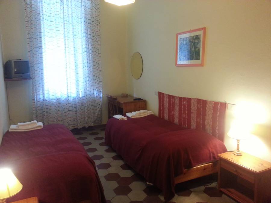 BnB Primavera, Lucca, Italy, youth hostels and backpackers for sharing a room in Lucca