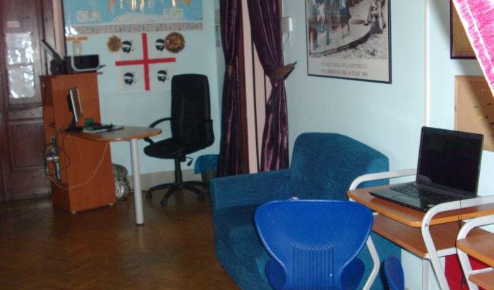 Emerald Palace Hostel - Search for free rooms and guaranteed low rates in Florence, famous vacation locations 4 photos