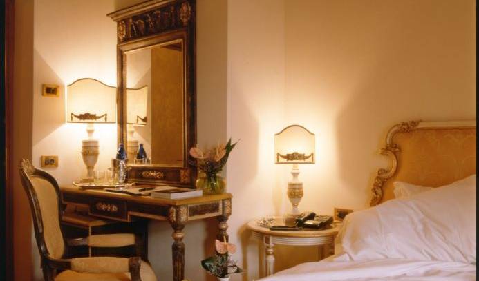 Palazzo Alexander -  Lucca, bed & breakfasts with non-smoking rooms in Capannori, Italy 2 photos