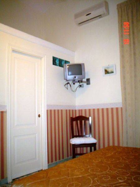 Guesthouse Elia, Napoli, Italy, low price guarantee when you book your hostel with HostelTraveler.com in Napoli