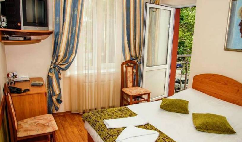 Vila Iris - Поиск доступных номеров и кроватей для общежития и бронирование гостиниц в Chisinau, молодежный хостел 14 фотографии